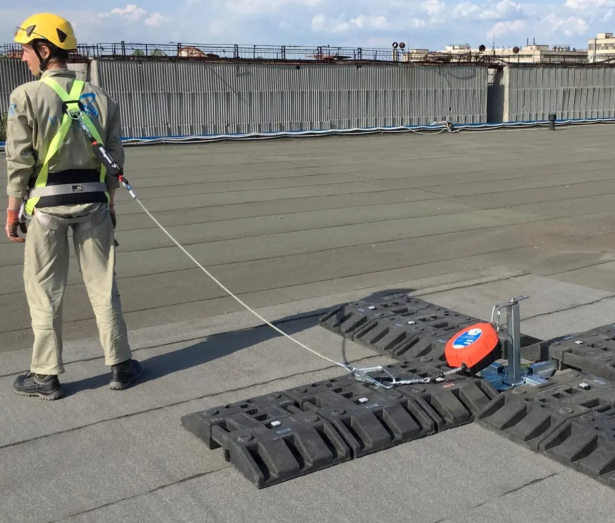 Работа на плоских кровлях и монтажных горизонтах