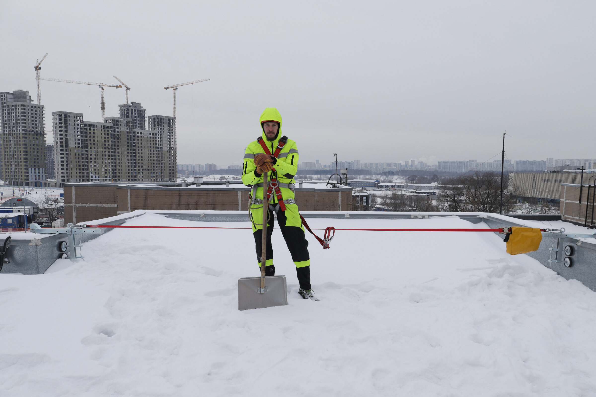 Работа на плоских кровлях и монтажных горизонтах