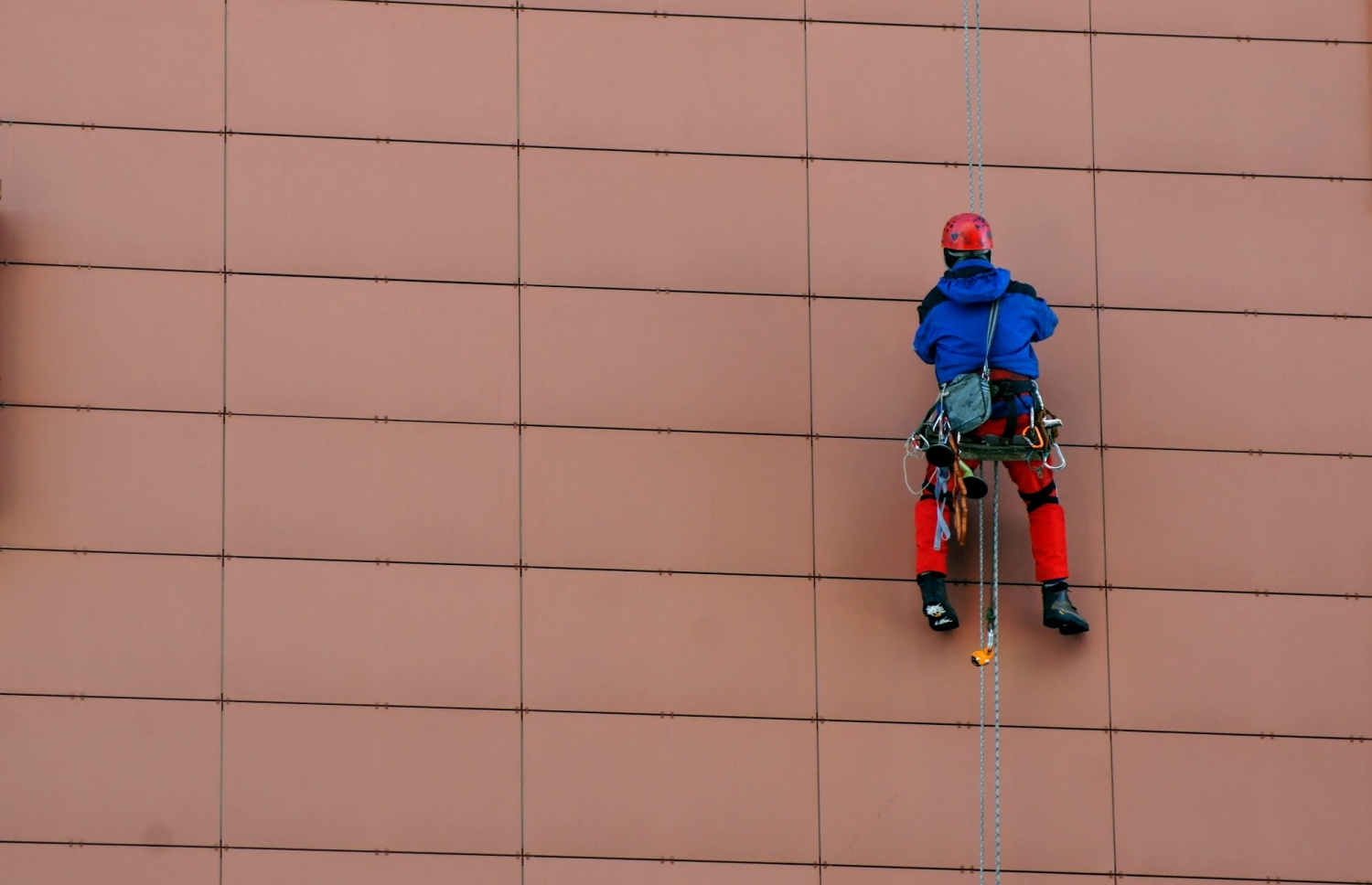 Москва. 2010 год. Ropeworker. Обслуживание фасада силами промышленных альпинисов.