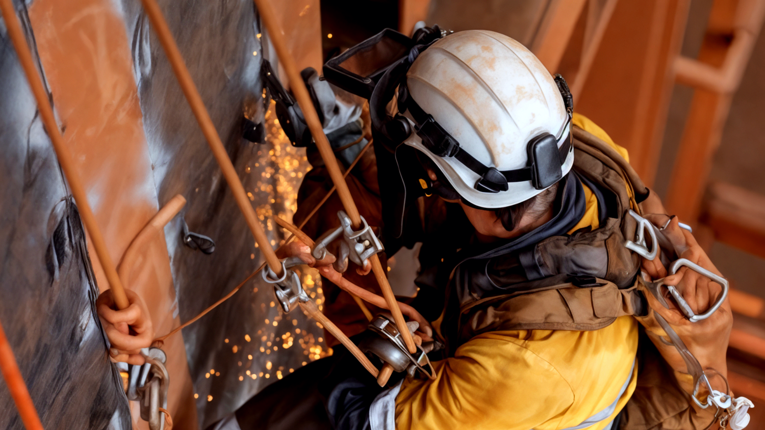 Приемнение касок соответвтует специфике выполняемых работ