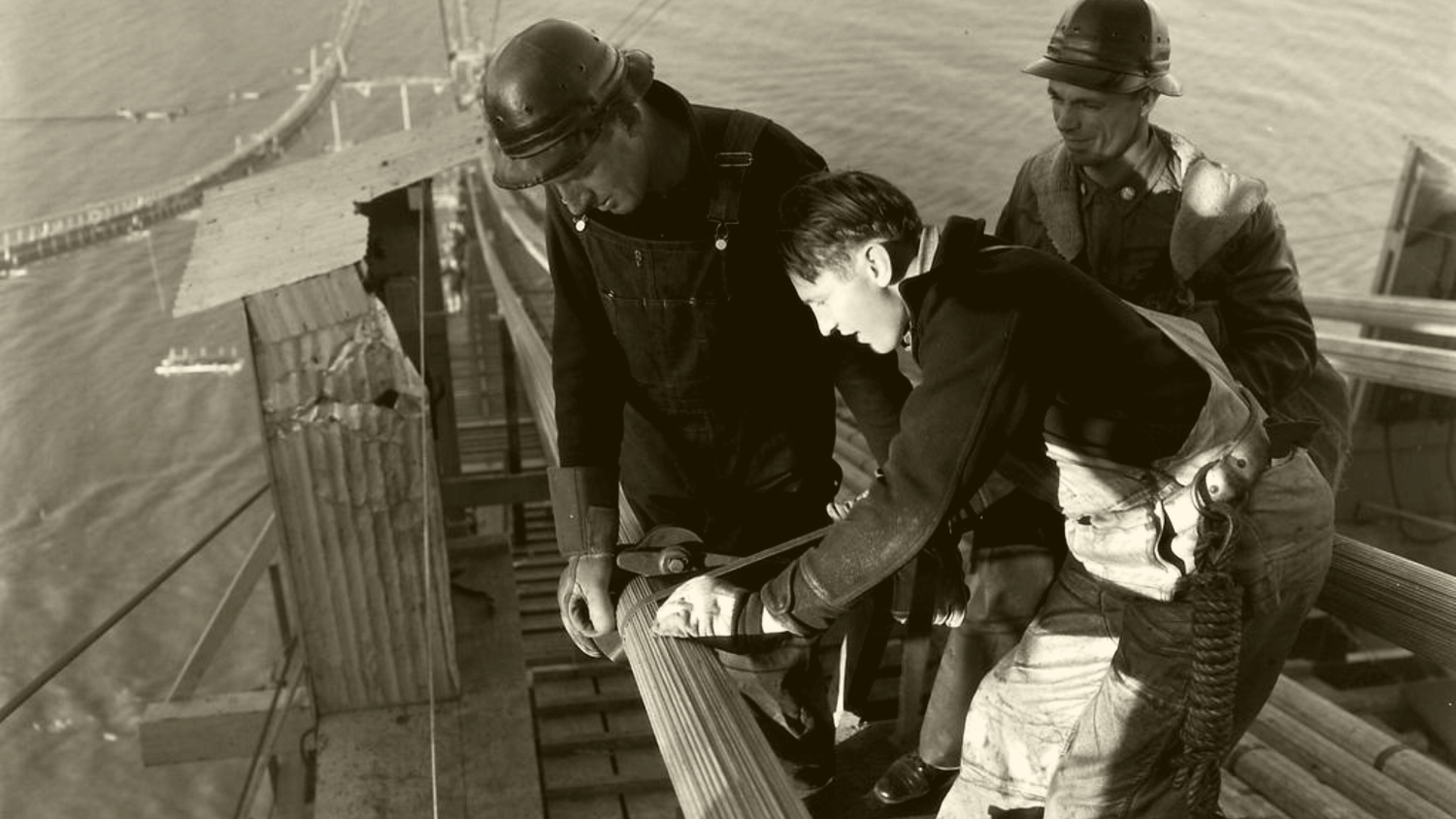 Мост Золотые Ворота (англ. the Golden Gate Bridge) — висячий мост через пролив Золотые Ворота.