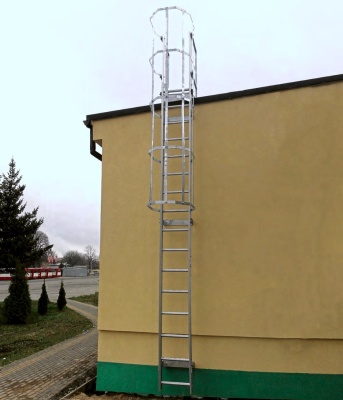 Фасадная лестница с рельсовой системой безопасности AC 510 | Protekt