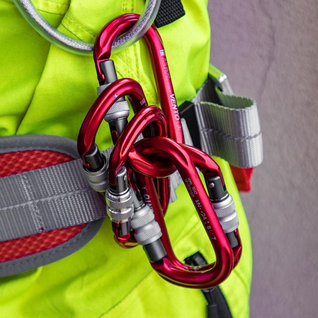 Овальные карабины являются одним из самых популярных типов карабинов при большом выборе различных форм. Они обладают рядом преимуществ, которые делают их очень популярными как в области применения в качестве соединительного элемента систем безопасности при работе на высоте (в качестве СИЗ от падения с высоты) так и в спортивном альпинизме, туризме, спелеологии Овальные карабины