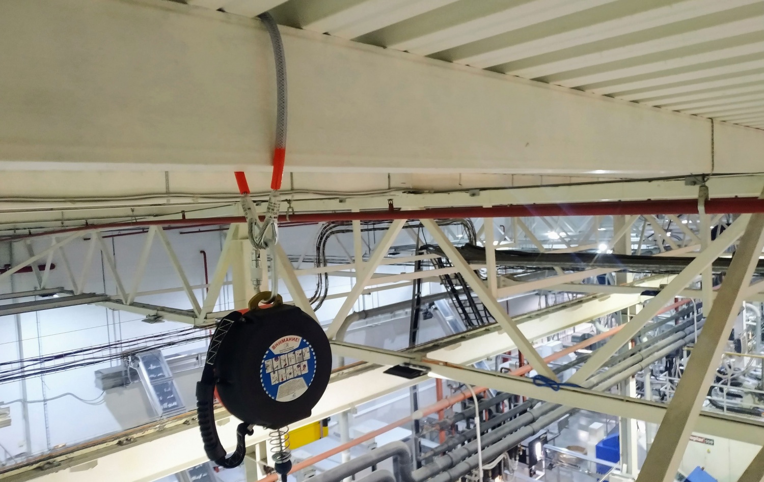 СЗВТ, прикреплённый к анкерному устройству (стропу), установленному на двутавровую балку. СЗВТ, прикреплённый к анкерному устройству (стропу), установленному на двутавровую балку.