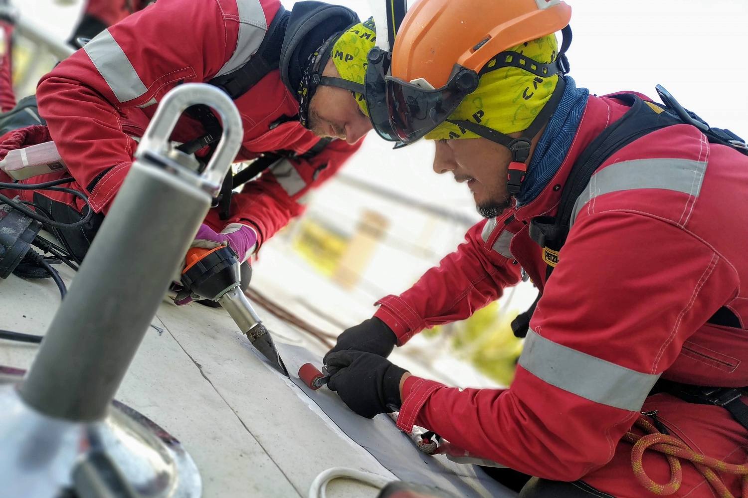 Монтаж анкерных линий на кровлях предприятия Монтаж анкерных линий на кровлях предприятия